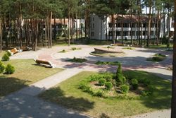 Территория Санатория Энергетик летом - прогулочная площадка в центре