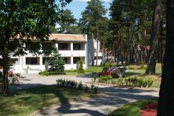 Территория Санатория Энергетик летом - жилой корпус