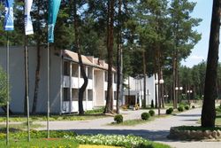 Территория Санатория Энергетик летом - корпуса