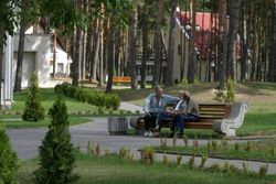 Территория Санатория Энергетик летом - отдых после процедур