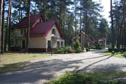 Территория Санатория Энергетик летом - коттеджи