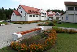 Территория Санатория Энергетик летом - цветочное озеленение