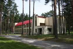 Территория Санатория Энергетик летом - жилой корпус