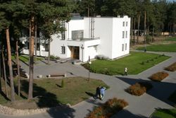 Территория Санатория Энергетик летом - жилой корпус