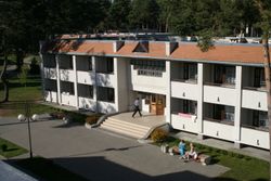 Территория Санатория Энергетик летом - жилой корпус