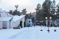 Территория Санатория Энергетик зимой - прогулочные дорожки на территории