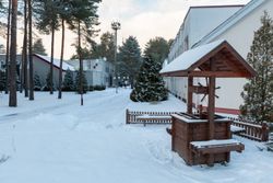 Территория Санатория Энергетик зимой - декоративный колодец у лечебного корпуса