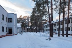 Территория Санатория Энергетик зимой - дорожка к столовой