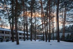 Территория Санатория Энергетик зимой - яркий зимний закат