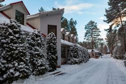 Территория Санатория Энергетик зимой - административный корпус