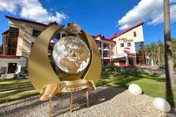 Территория Санатория Ружанский летом - парадный вход в санаторий