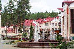 Территория Санатория Ружанский летом - вид на территорию от входа