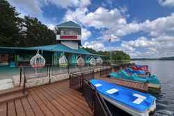 Территория Санатория Ружанский летом - лодочная станция на озере