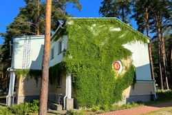 Территория Санатория Ружанский летом - жилой коттедж