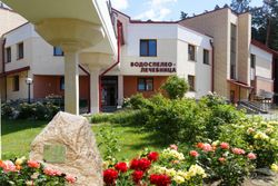 Территория Санатория Ружанский летом - озеленение на территории