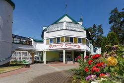 Территория Санатория Ружанский летом - вход в жилой корпус