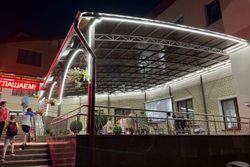 Территория Санатория Ружанский летом - вечерний киносеанс под открытым небом