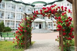 Территория Санатория Ружанский летом - вход в 4-й корпус