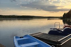 Территория Санатория Ружанский летом - лодки ждут отдыхающих