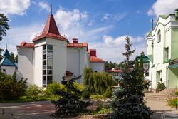 Территория Санатория Ружанский летом - по пути на процедуры