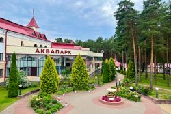 Территория Санатория Ружанский летом - вид на здание аквапарка
