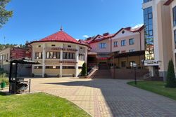 Территория Санатория Ружанский летом - вход в 5 корпус и кафе