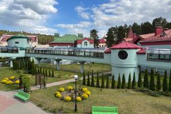 Территория Санатория Ружанский летом - крытые переходы между корпусами