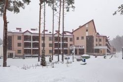 Территория Санатория Ружанский зимой - вид от проходной на 5-й корпус