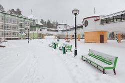 Территория Санатория Ружанский зимой - внутренний двор между корпусами