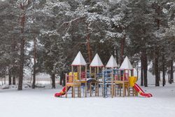 Территория Санатория Ружанский зимой - детский городок на пляже