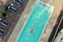 Спа-комплекс Санатория Ружанский - вид сверху на бассейн под открытым небом