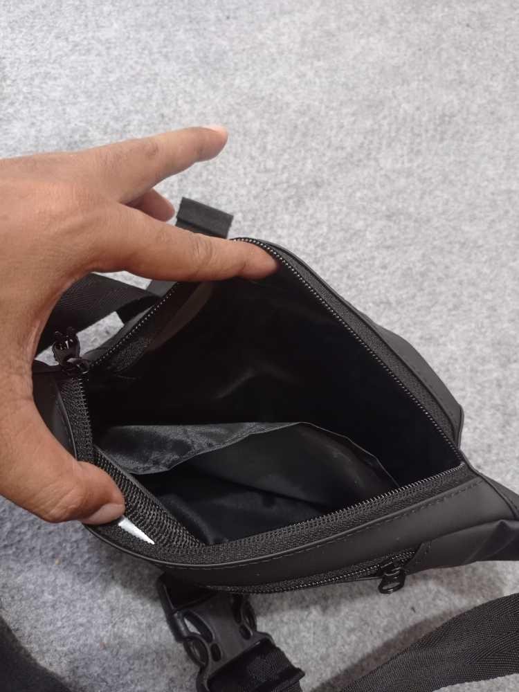 Produk Tas Selempang Tahan Air Dada Simpel Black Keren Pria atau Wanita