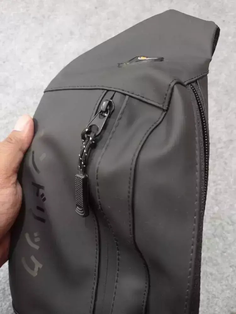 Produk Tas Selempang Tahan Air Dada Simpel Black Keren Pria atau Wanita