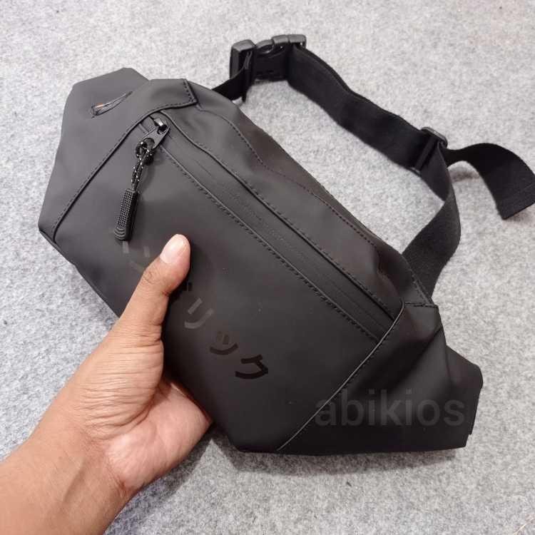 Produk Tas Selempang Tahan Air Dada Simpel Black Keren Pria atau Wanita