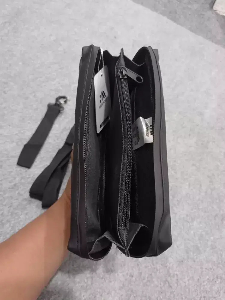 Produk Tas Selempang Clutch Bahan Waterproof Hitam Doff Good Pria Wanita