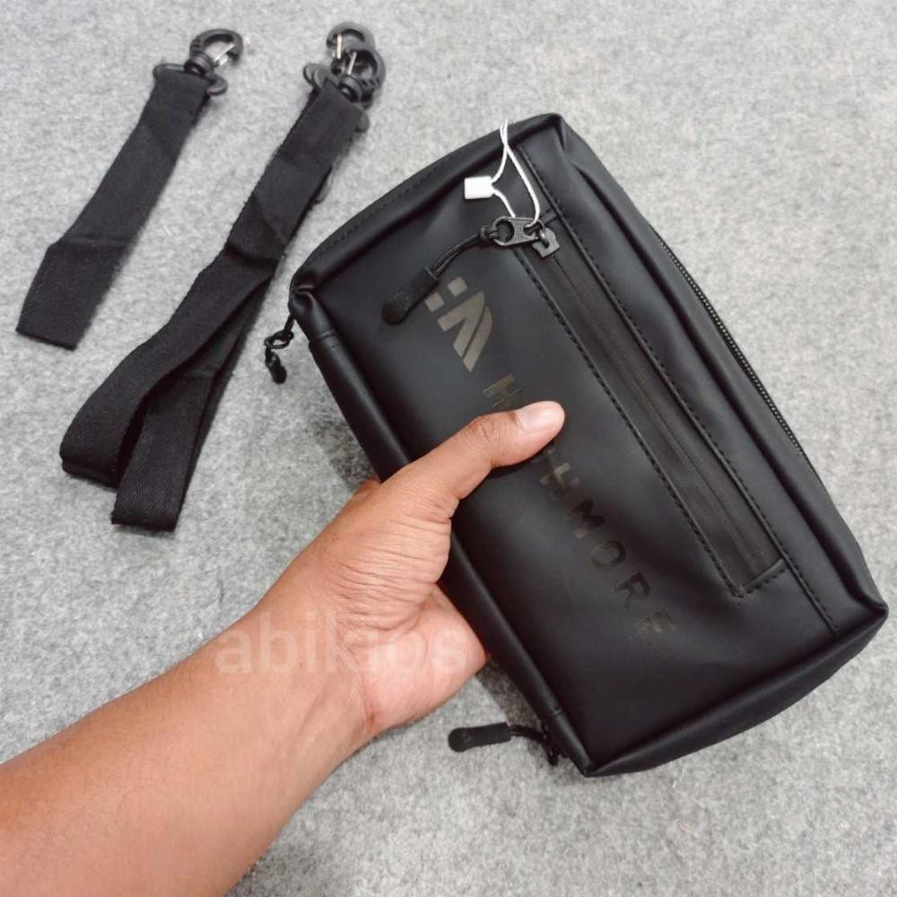 Produk Tas Selempang Clutch Bahan Waterproof Hitam Doff Good Pria Wanita