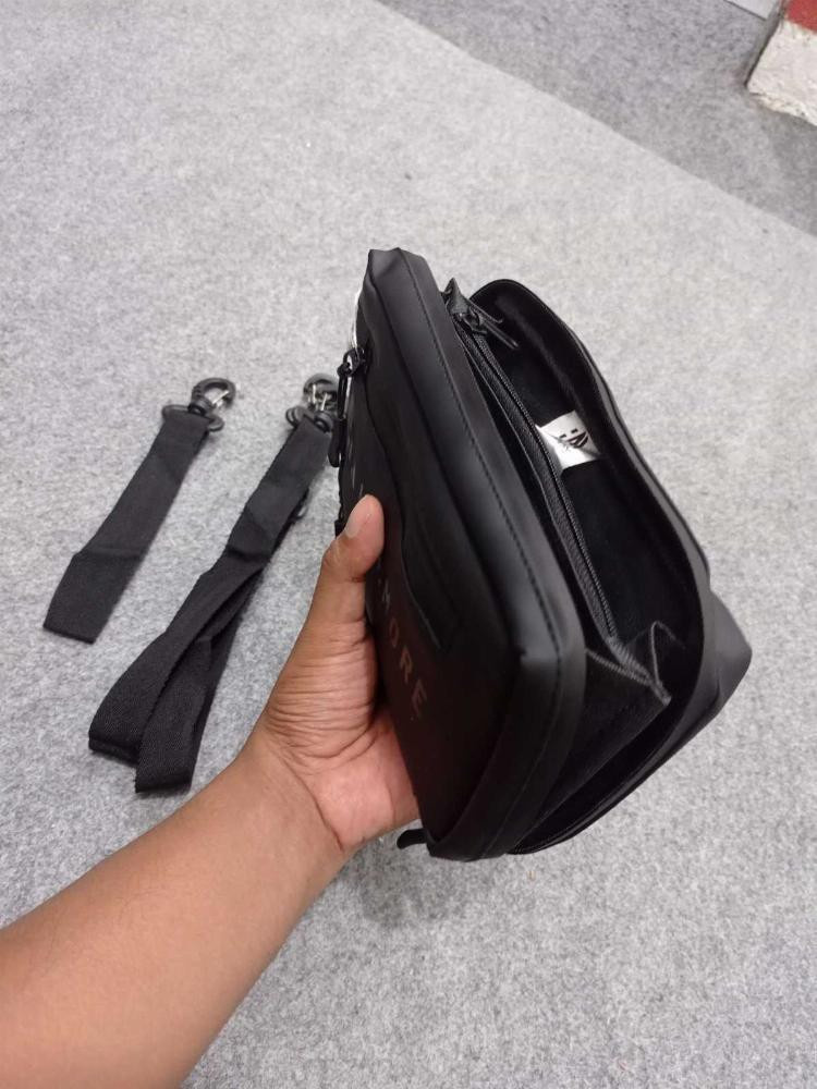 Produk Tas Selempang Clutch Bahan Waterproof Hitam Doff Good Pria Wanita