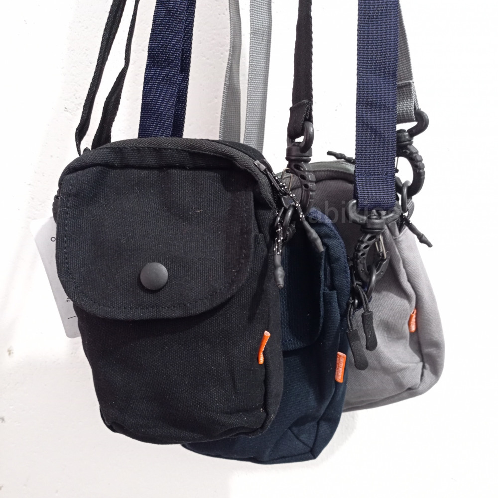 Produk Tas Samping Kanvas Premium Lembut Minimalis Hitam Fashionable