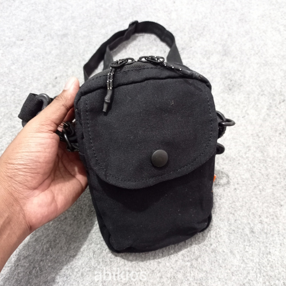 Produk Tas Samping Kanvas Premium Lembut Minimalis Hitam Fashionable