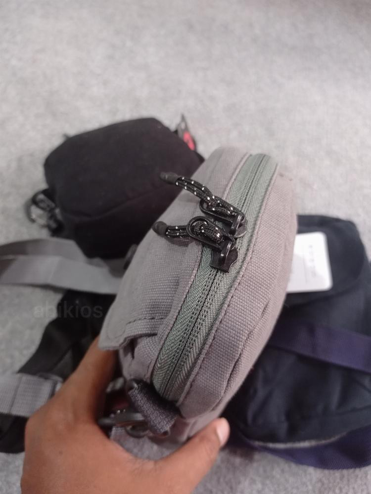 Produk Tas Samping Kanvas Premium Lembut Minimalis Abu Grey Fashionable