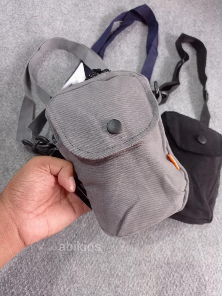 Produk Tas Samping Kanvas Premium Lembut Minimalis Abu Grey Fashionable