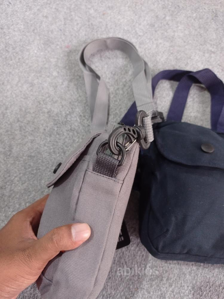 Produk Tas Samping Kanvas Premium Lembut Minimalis Abu Grey Fashionable