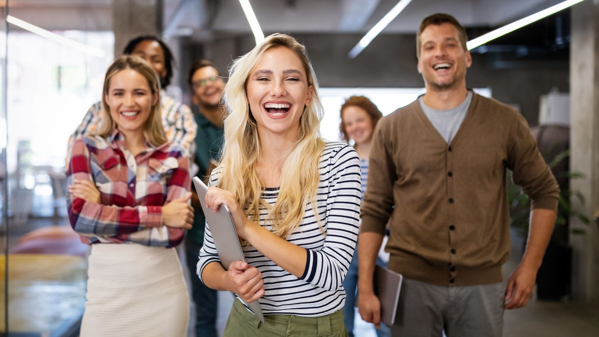 AcademiaHRM. Çalışanların iş yerinde ne kadar mutlu ve işine bağlı oldukları, günümüz işletmelerinin verimliliği ve başarısı için kritik bir faktör haline gelmiştir.
