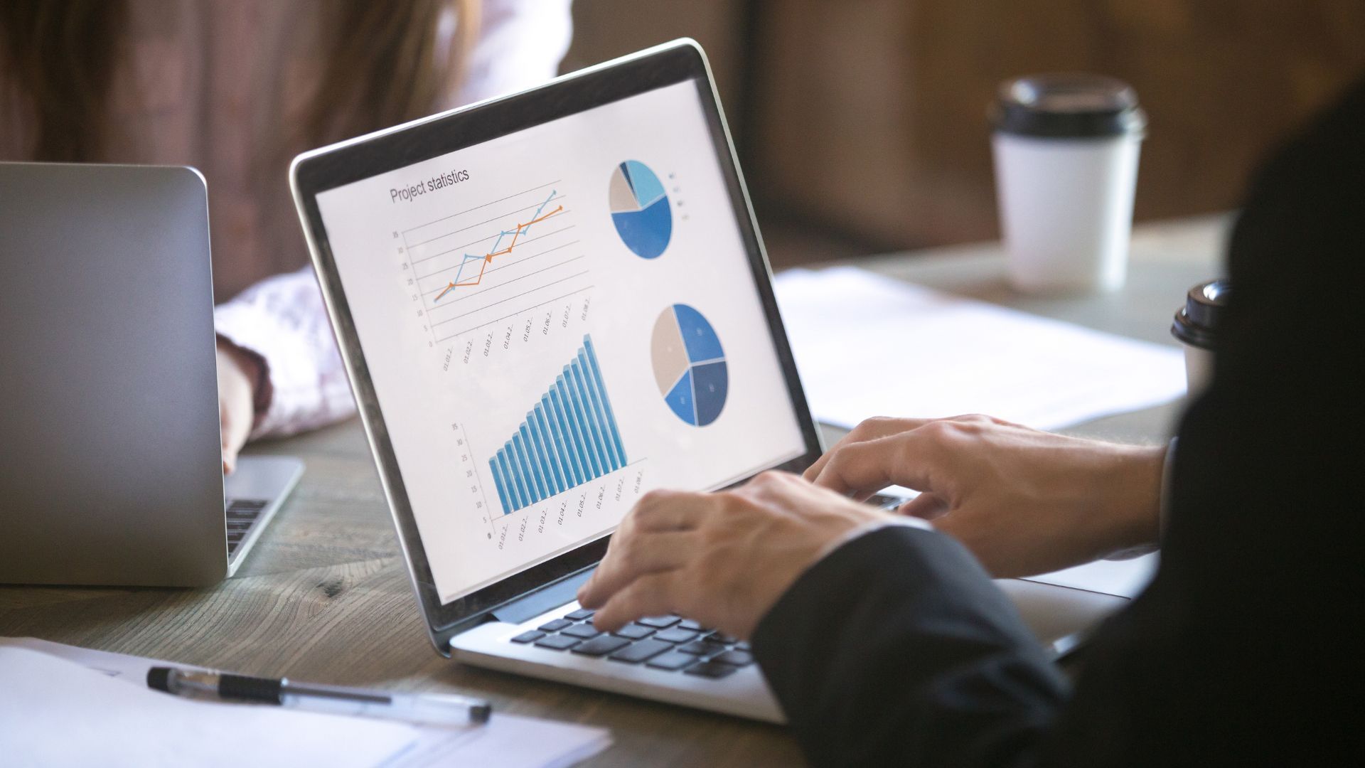 AcademiaHRM. Yeni bir işe başlayan biri için en kritik dönem, ilk birkaç aydır. Bu süreçte hem kurum kültürünü tanımak hem işin nasıl yürüdüğünü anlamak hem de beklentilere uyum sağlamak gerekir. Doğal olarak bu zaman dilimi biraz karmaşık, hatta bazen yorucu olabilir.
