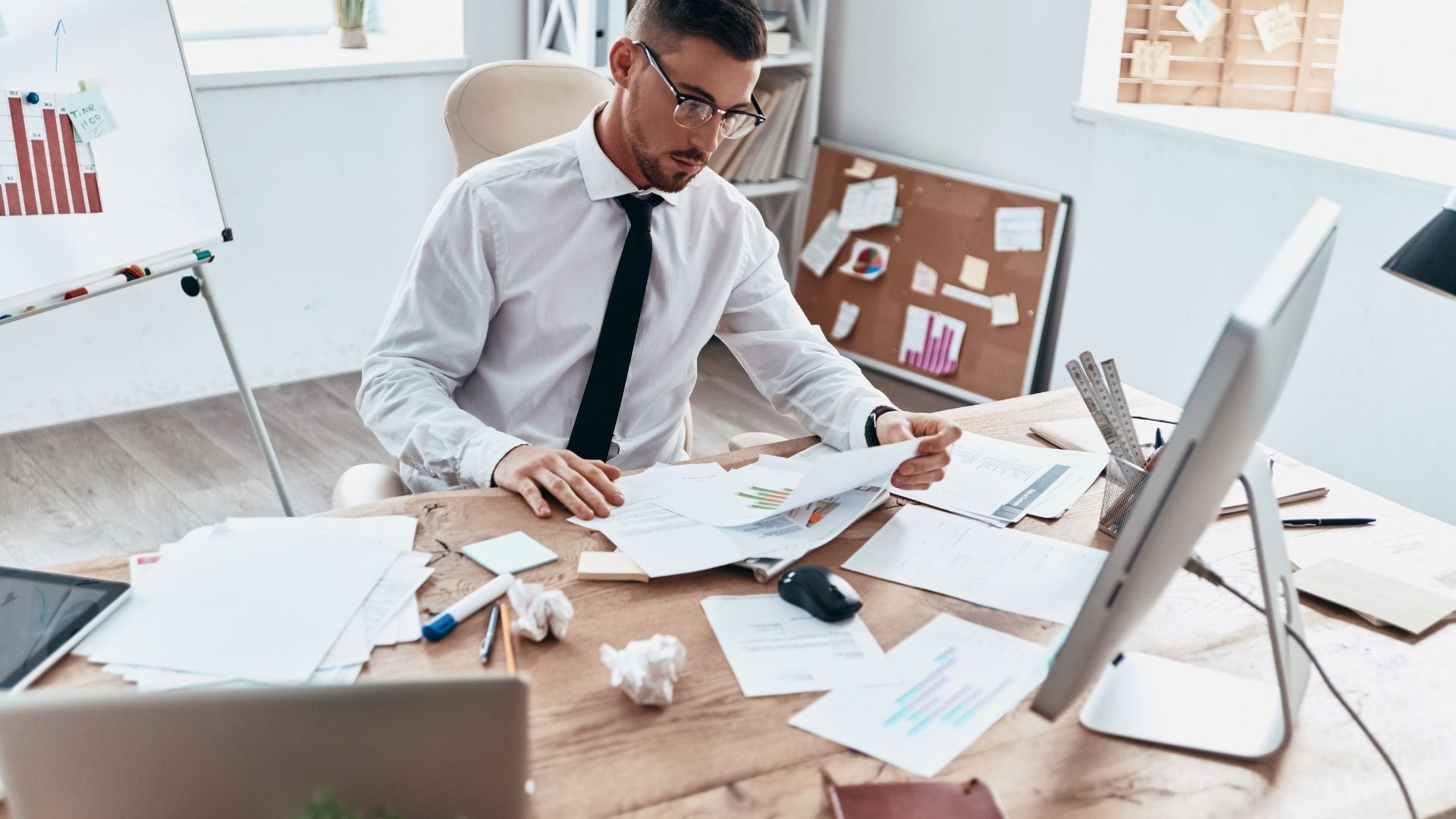 AcademiaHRM. Herkesin dilinde aynı öğüt: “Çok çalış, başarı kendiliğinden gelir.” Peki gerçek hayatta bu formül işliyor mu? Bilim insanları bu yaygın inanışı sorgulayarak ilginç sonuçlara ulaşıyor. Son araştırmalar, başarının sadece bireysel yetenek ve çalışmanın değil, büyük oranda şans ve sosyal çevrenin (network) eseri olabileceğini gösteriyor. Biraz iğneleyici bir ifadeyle, terfi almanın sırrı belki de gece gündüz ofiste ter dökmekten ziyade doğru zamanda doğru kişiyle kahve içmekten geçiyor olabilir. 