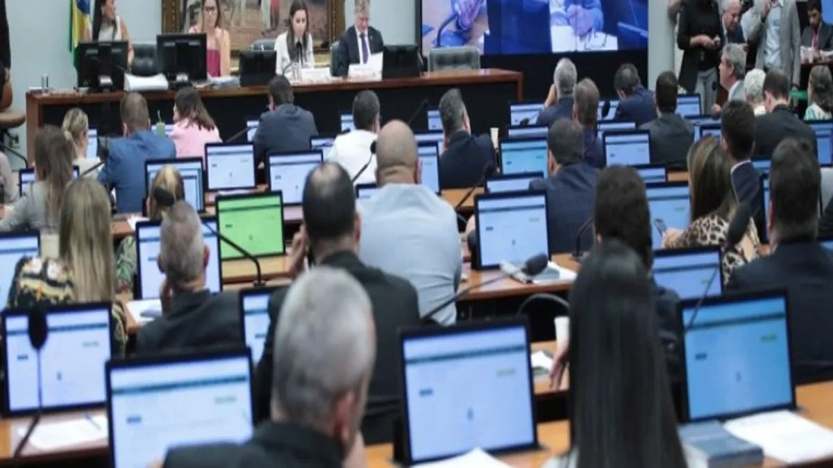 CCJ valida proposta que dá ao Congresso poder sobre decisões do STF