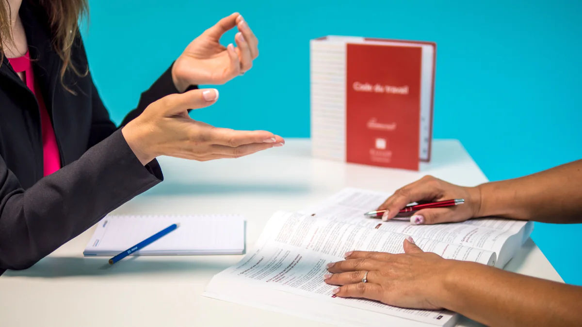 Direito empresarial Advogadas explicando sobre o direito empresarial