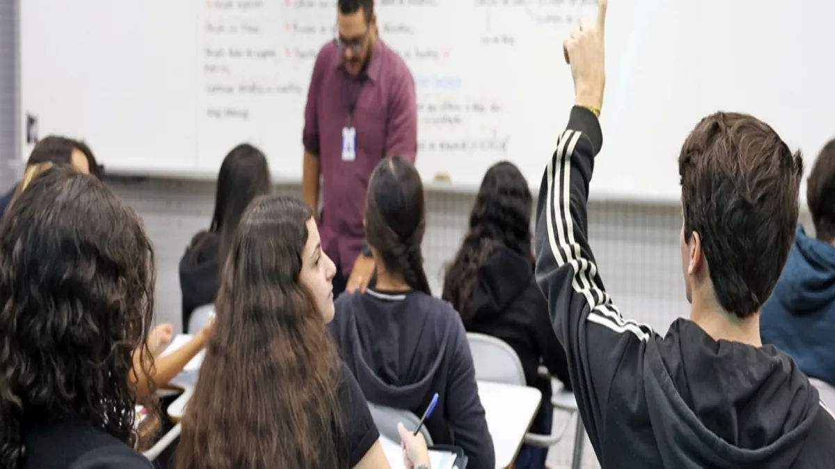 Hora-aula versus hora normal: O que isso significa para a educação?
