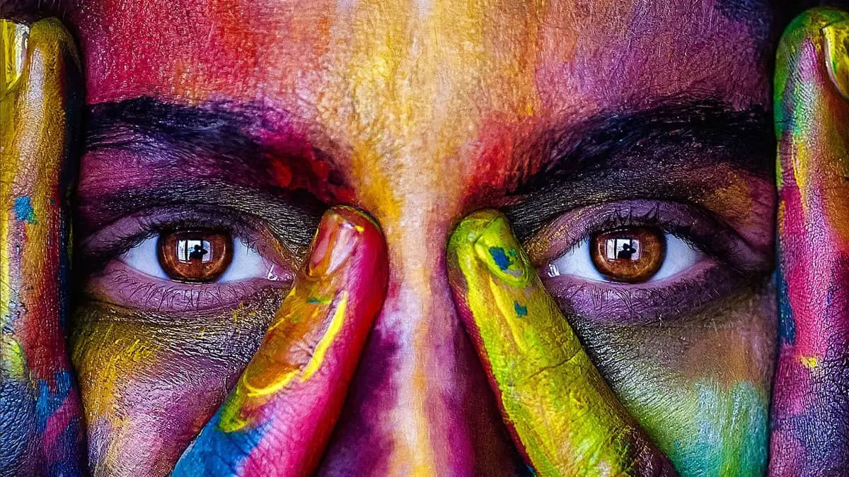 Rosto de artista pintado