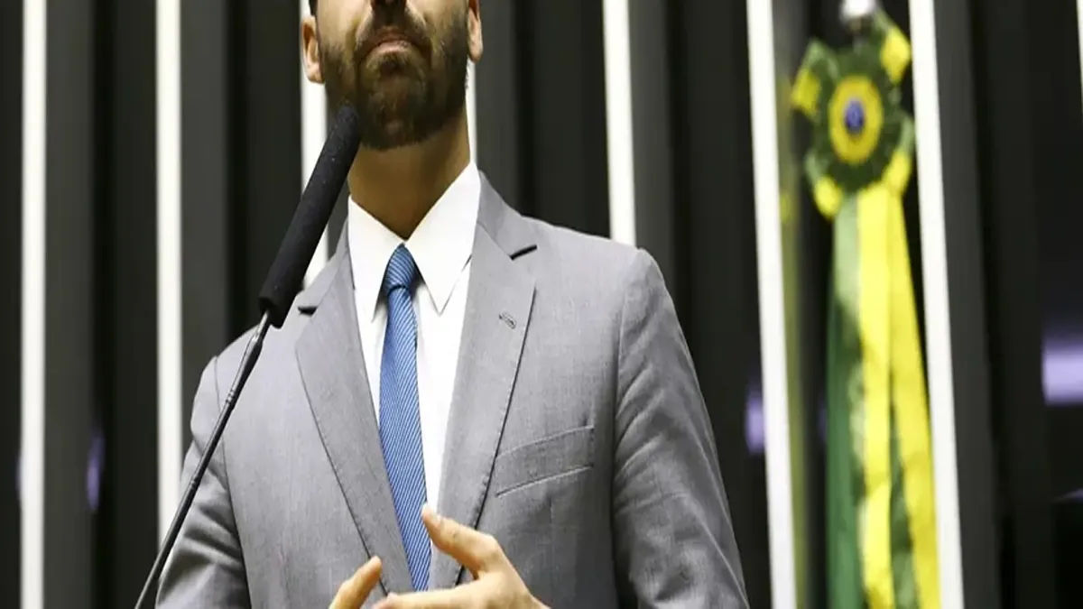 Moraes processa Eduardo Bolsonaro e remete caso a Hugo Motta